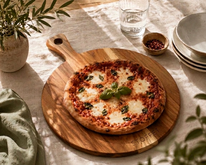 Stoffet Rundt Pizzabræt – Serveringsbræt med Håndtag