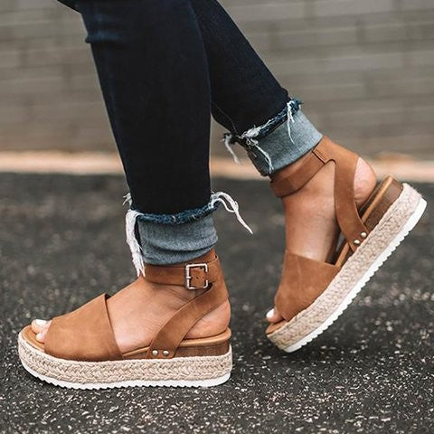 Kvinder Elegante Åbne Sommersandaler med Kilesål og Nitter