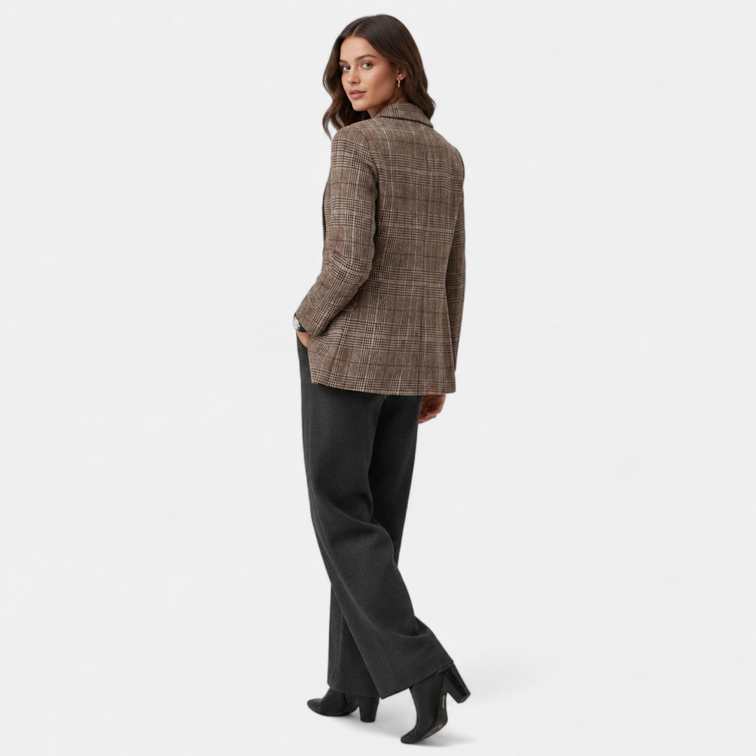 Camille Laurent | Tailored Check Blazer til dame – opdateret modelbillede