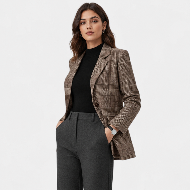 Camille Laurent | Tailored Check Blazer til dame – opdateret modelbillede